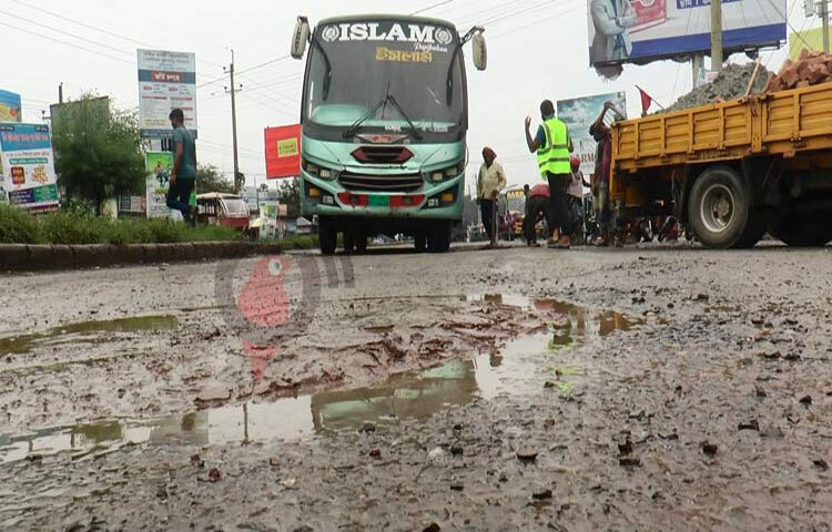 ঢাকা-বরিশাল মহাসড়কের মাদারীপুর অংশে বিভিন্ন জায়গা খানাখন্দে ভরে গেছে। বেশ কয়েকটি জায়গায় বড় বড় গর্তেরও সৃষ্টি হয়েছে। এতে ভোগান্তি পোহাতে হচ্ছে দক্ষিণ-পশ্চিমাঞ্চলে যাতায়াতকারী হাজার হাজার মানুষকে। ছবি: আয়শা সিদ্দিকা আকাশী