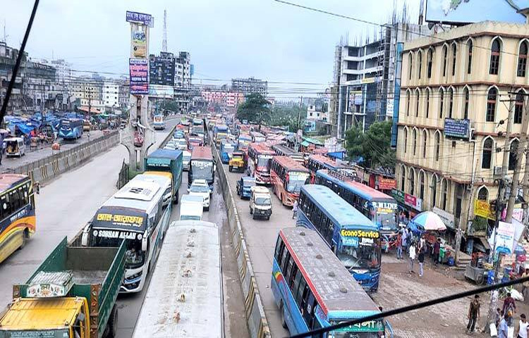 ঈদুল আজহার আর মাত্র দু’দিন বাকি। ঈদযাত্রায় দেশের অন্যতম ব্যস্ত ঢাকা-চট্টগ্রাম মহাসড়কে যানচলাচল ও যাত্রীর চাপ বেড়েছে। তবে মহাসড়কের নারায়ণগঞ্জ অংশে কোথাও কোনো যানজট সৃষ্টি হতে দেখা যায়নি। ছবি: মো. আকাশ