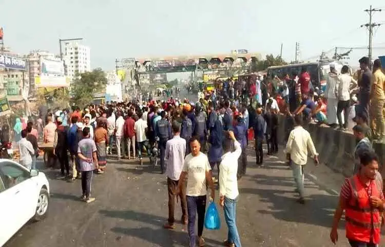 Workers of a garment factory have blocked the Dhaka-Chittagong highway in Siddhirganj in protest against the closure of the factory. This has caused a severe traffic jam of 5 kilometers on both sides of the highway. Photo: Md. Akash