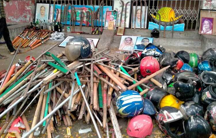 রাজধানীর ঢাকা কলেজের বিভিন্ন হলে অভিযান চালিয়ে বিপুল পরিমাণ দেশীয় অস্ত্র উদ্ধার করেছে শিক্ষার্থী ও কলেজ প্রশাসন। অভিযানে কলেজ শাখা ছাত্রলীগের নেতাকর্মীদের কক্ষ থেকে রামদা, হকিস্টিক, স্ট্যাম্প, লাঠি, পাইপ, রড, হেলমেট ও মদসহ বিভিন্ন দেশীয় অস্ত্র উদ্ধার করা হয়েছে। ছবি: নাহিদ হাসান