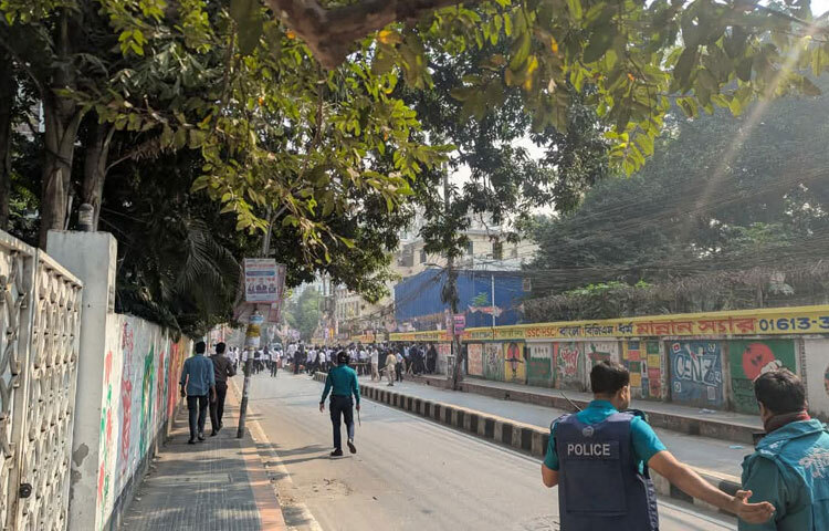 আইনশৃঙ্খলা বাহিনীর সূত্র জানিয়েছে, মঙ্গলবার সকাল ৯টার দিকে ল্যাবএইড হাসপাতালের পেছনের সড়কে ঢাকা কলেজের ৮ থেকে ১০ জন শিক্ষার্থী লাঠি হাতে আইডিয়াল কলেজের দাঁড়িয়ে থাকা ছাত্রদের ধাওয়া দিলে দুই পক্ষের মধ্যে সংঘর্ষের সূত্রপাত হয়।
