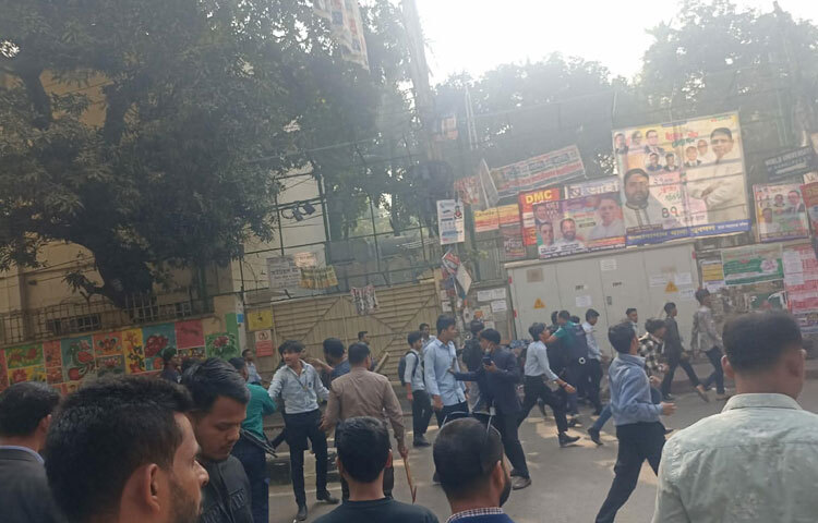 পরে নিউমার্কেট থানা পুলিশ দুই কলেজের শিক্ষার্থীদের কলেজ ক্যাম্পাসে ফিরিয়ে দেয়। এ ঘটনাকে কেন্দ্র করে আইডিয়াল কলেজের এক শিক্ষার্থীকে নিউমার্কেট থানায় নিয়ে যায় পুলিশ। ওই শিক্ষার্থীর পরীক্ষা থাকায় তাকে আইডিয়াল কলেজের অধ্যক্ষের কাছে হস্তান্তর করে পুলিশ।