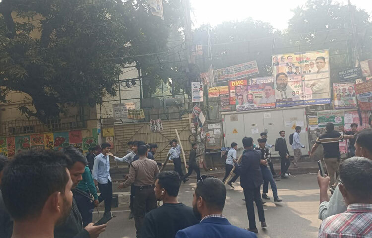 পরে সকাল সাড়ে ১০টার দিকে সায়েন্সল্যাব এলাকায় ঢাকা কলেজের একটি বাসে আইডিয়াল কলেজের কয়েকজন শিক্ষার্থী হামলা চালায়। এতে ঢাকা কলেজের কয়েকজন ছাত্র আহত হয়। এই খবর ঢাকা কলেজ ক্যাম্পাসে ছড়িয়ে পড়লে কলেজের দেড় শতাধিক শিক্ষার্থী লাঠি-স্ট্যাম্প নিয়ে আইডিয়াল কলেজের সামনে এসে কলেজটির শিক্ষার্থীদের ওপর হামলা করে। এরপর দুই কলেজের শিক্ষার্থীরা সংঘর্ষে জড়িয়ে পড়ে।