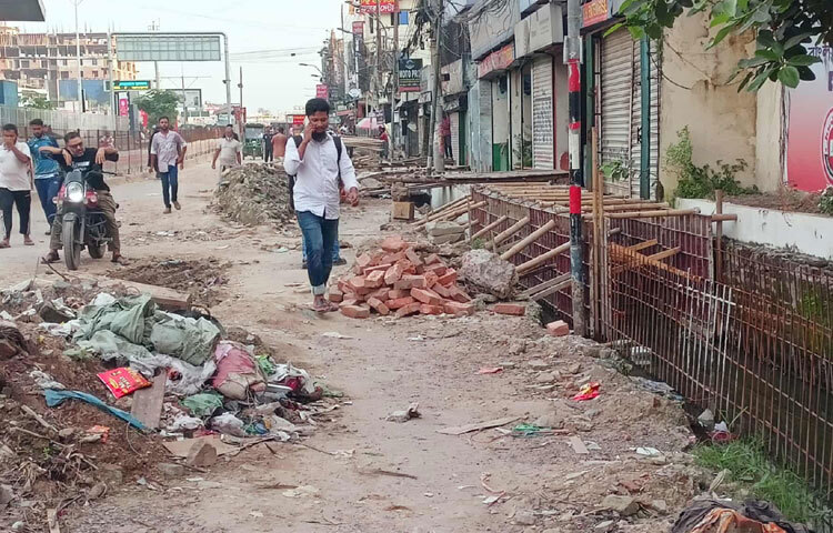 এলাকায় যানবাহনের চলাচল স্বাভাবিক হলে ব্যবসায়িক কার্যক্রম দ্রুত পুনরায় সচল হবে এবং যানজটও কমে আসবে।