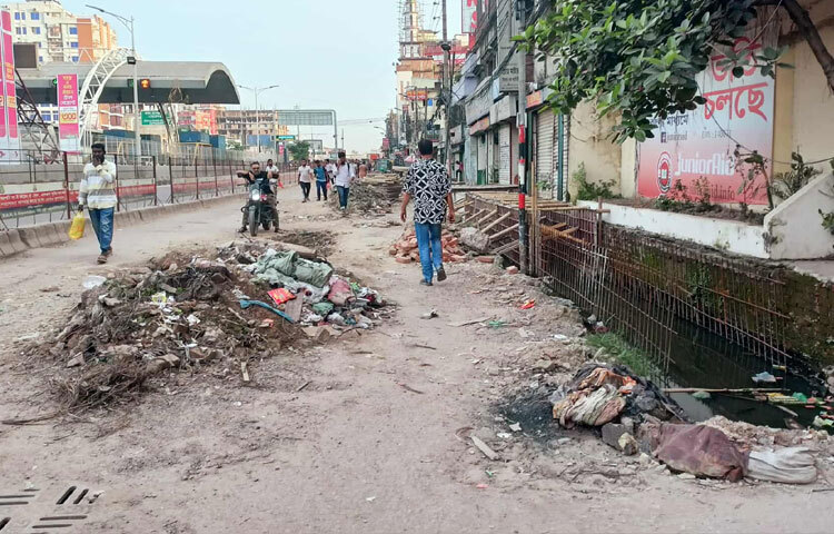 দক্ষিণ বঙ্গের মাওয়া রোডের যানবাহনগুলোও বাধ্য হয়ে বিকল্প পথ ব্যবহার করছে। ফলে ওই রাস্তার যানজট দিন দিন বৃদ্ধি পাচ্ছে।