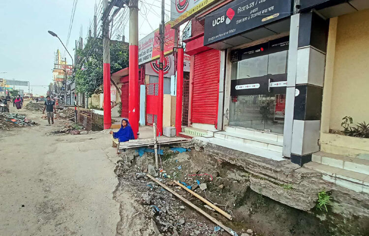 স্থানীয়রা জানাচ্ছেন, শুধু ব্যবসায়ী নয়, সাধারণ যাত্রীরাও সমস্যার মুখোমুখি। সকাল এবং সন্ধ্যার সময় যানজট আরও প্রকট। জরুরি কাজে বা অফিসে পৌঁছানোও বিলম্বিত হচ্ছে।