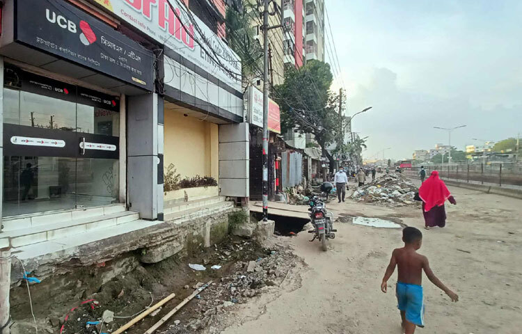 বিশেষ করে যাত্রাবাড়ী এবং মাওয়ার মাঝামাঝি এলাকায় যানজটের কারণে নিত্যদিনের ভোগান্তি বেড়েই চলেছে।