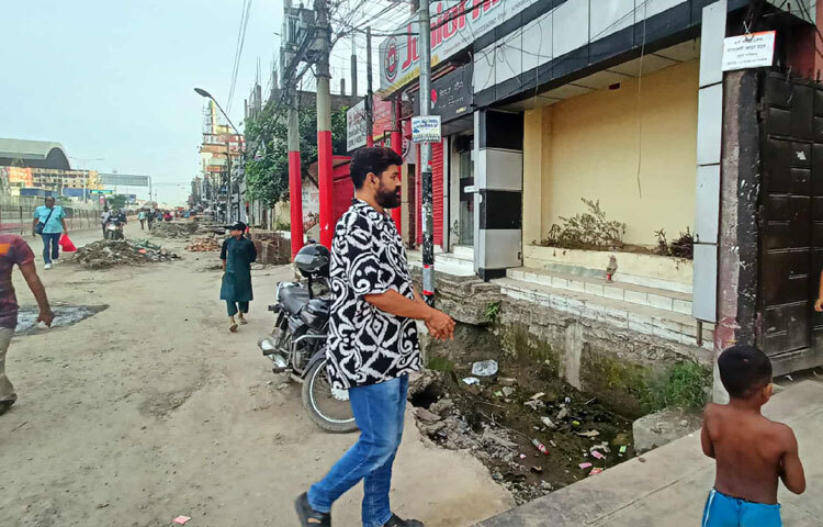 এই পরিস্থিতি শুধু একটি সড়কের নয়, ঢাকা-জেলাপর্যায় অর্থনৈতিক ও পরিবহন ব্যবস্থারও বড় চ্যালেঞ্জ হিসেবে দেখা দিচ্ছে। দ্রুত এবং কার্যকরী মেরামত ছাড়া স্থানীয় জনগণের দৈনন্দিন জীবন স্বাভাবিক হওয়া কঠিন হবে।