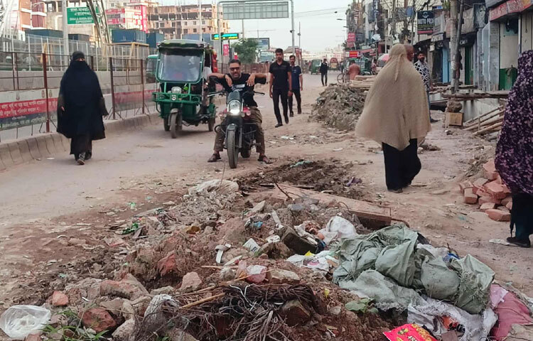 একদিকে মূল সড়ক বন্ধ থাকায় দূরপাল্লার বাস, লঞ্চ বা মালবাহী গাড়ি সবাই একত্রিত হচ্ছে অন্য পথে, আর অন্যদিকে ছোট যানবাহনও একই সড়কে চলাচল করছে। ফলে সাধারণ মানুষও ধীরগতিতে চলাচল করতে বাধ্য হচ্ছে।