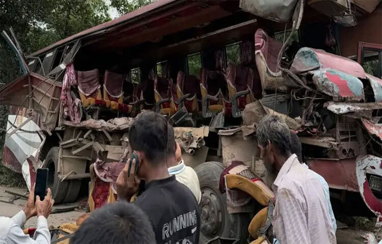 ঢাকা-সিলেট মহাসড়কে হবিগঞ্জের শায়েস্তাগঞ্জের কদমতলী এলাকায় দুই বাসের মুখোমুখি সংঘর্ষে ৩ জন নিহত হয়েছেন। দুর্ঘটনায় আহত হয়েছেন আরও অন্তত ৩০ জন। ছবি: সৈয়দ এখলাছুর রহমান খোকন