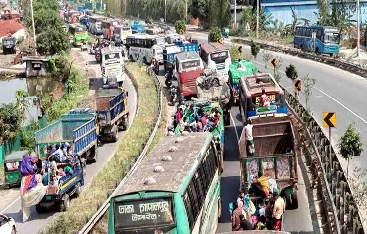 অতিরিক্ত যানবাহনের চাপ, মহাসড়কের বিভিন্ন জায়গায় ও যমুনা সেতুর ওপর একাধিক যানবাহন বিকল হওয়ায় ঢাকা-টাঙ্গাইল-যমুনা সেতু মহাসড়কের অন্তত ২৫ কিলোমিটার এলাকায় থেমে যানজট সৃষ্টি হয়েছে।