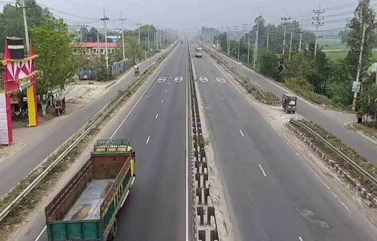 ভোগান্তির পর শেষ মুহূর্তে ঢাকা-টাঙ্গাইল-যমুনা সেতু মহাসড়কে নেই তেমন প‌রিবহন। এতে মহাসড়ক অনেকটাই ফাঁকা পড়ে আছে। ফ‌লে কোনো ভোগা‌ন্তি ছাড়াই স্ব‌স্তি নি‌য়ে বা‌ড়ি যা‌চ্ছে ঘরমুখো মানুষজন।