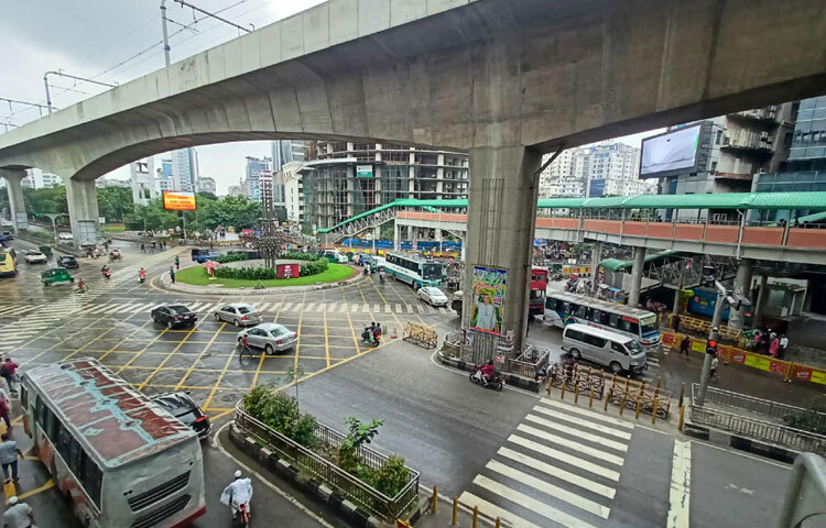 যাত্রী কম থাকায় অনেক চালকই অলস সময় পার করছেন। আবার কোথাও কোথাও বিনা অজুহাতে অতিরিক্ত ভাড়া চাওয়ার অভিযোগও পাওয়া গেছে।