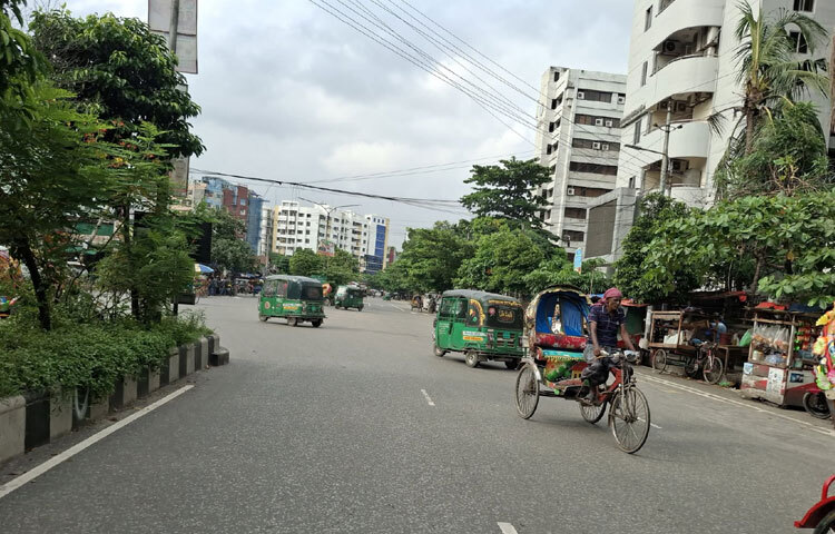 সড়কে রিকশা ও অটোরিকশার আনাগোনাও চোখে পড়ার মতো।