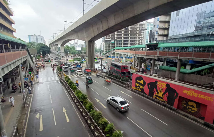 রাস্তাঘাটে তেমন দেখা মিলছে না যানবাহনের।