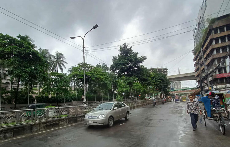 দুর্গাপূজা এবং সাপ্তাহিক ছুটি মিলিয়ে চারদিনের ছুটি পাওয়ায় অনেকেই পরিবারের সঙ্গে সময় কাটানোর জন্য ঢাকা ছেড়েছেন। অনেকে বিনোদনের জন্য পরিবারকে সঙ্গে নিয়ে বিভিন্ন দর্শনীয় স্থানে ভ্রমণে গেছেন। এতে ব্যস্ত নগরী ঢাকা যেন শূন্য হয়ে পড়েছে।