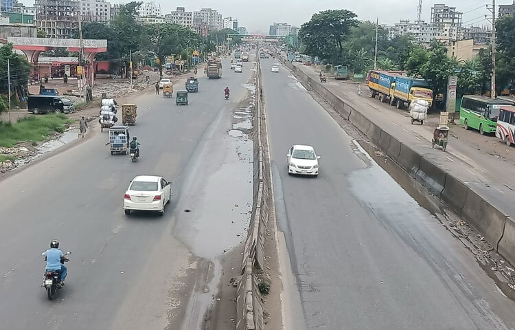 ছুটির দিন হওয়ায় বাসে যাত্রীদের সংখ্যা কম। বাসের হেল্পাররা স্টপেজগুলোতে দীর্ঘ সময় দাঁড়িয়ে যাত্রীদের ডাকছেন। যেখানে অন্যদিনগুলোতে সাধারণ যাত্রীরা জোর করেও কোনো কোনো পরিবহনের দরজা খুলতে পারেন না।