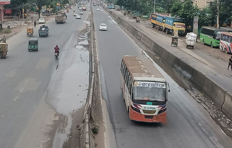 স্বাভাবিক দিনের তুলনায় আজ সড়কে গণপরিবহনসহ অন্যান্য গাড়ির সংখ্যা অনেক কম।