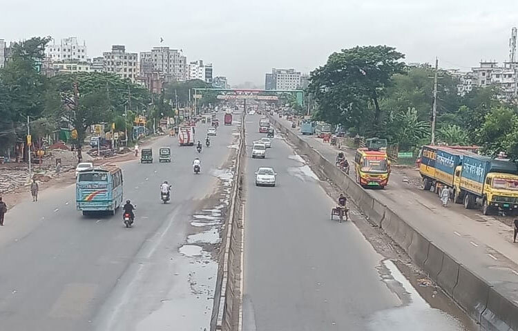 শাহবাগ মোড়ে ট্রাফিকের দায়িত্বপ্রাপ্ত সদস্য মো. আব্দুস ছামাদ জানান, শাহবাগ অত্যন্ত ব্যস্ততম মোড়। কিন্তু আজ দুদিন যেন ফাঁকা হয়ে গেছে। কিছু অ্যাম্বুলেন্স ছাড়া অন্য যানবাহন অনেক কম। তবে আজ দুর্গাপূজার বিসর্জন উপলক্ষে দুপুরের পর থেকে মানুষ ও যানবাহনের সংখ্যা বাড়তে পারে বলে তিনি জানান।