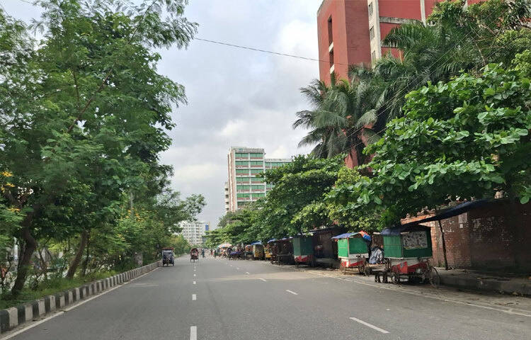 রাজধানীর মিরপুর, ফার্মগেট, কারওয়ান বাজার, শাহবাগ, রামপুরা, বনানী, খিলক্ষেত ও উত্তরাসহ রাজধানীর অধিকাংশ সড়কে আজকের দৃশ্য এমনই।