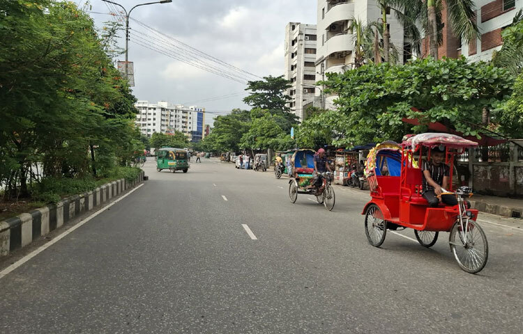 জরুরি প্রয়োজনে যারা বের হয়েছেন গণপরিবহন কম থাকায় কিছুটা দুর্ভোগে পড়েছেন তারা। তবে সড়কগুলো অনেকটা ফাঁকা থাকলেও মেট্রোরেলে রয়েছে যাত্রীদের চাপ।