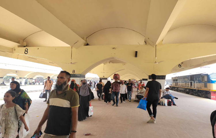 এবার ঈদুল ফিতর ও পহেলা বৈশাখের লম্বা ছুটিতে ধাপে ধাপে ঢাকায় লোকজন ফেরায় বাড়তি চাপ কম। ছবি: আবদুল্লাহ আল মিরাজ