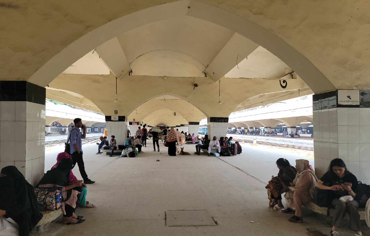 আবার এখনো অনেক মানুষ ঢাকা ছাড়ছেন। কেউ কাজে, কেউ বেড়াতে যাচ্ছেন। ছবি: আবদুল্লাহ আল মিরাজ