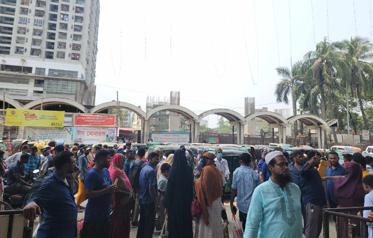 কিছুক্ষণ পর পর একটি করে ট্রেন এসে থামে আর স্টেশন ভর্তি হয়ে যায় ঢাকায় ফেরা মানুষে। ছবি: আবদুল্লাহ আল মিরাজ