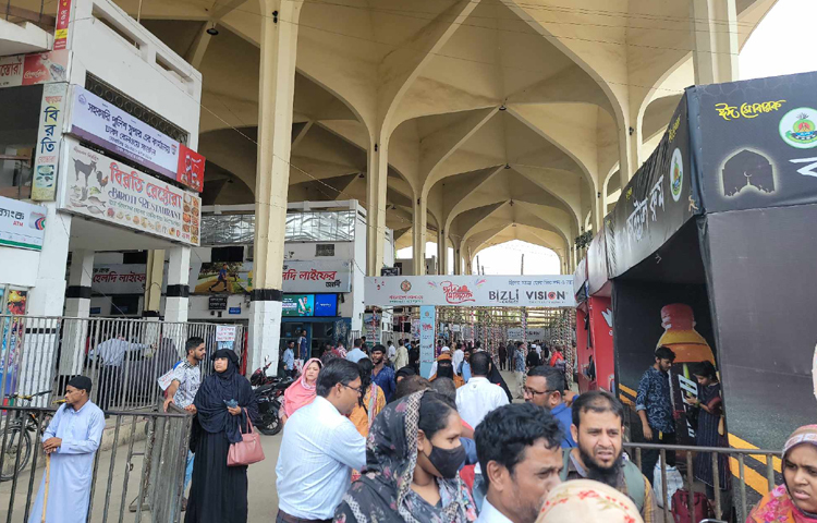 আজ সকালে কমলাপুর রেলস্টেশন ঘুরে দেখা যায়, ঈদের ছুটি শেষে ট্রেনে করে ঢাকায় ফিরছেন অনেকে। ছবি: আবদুল্লাহ আল মিরাজ