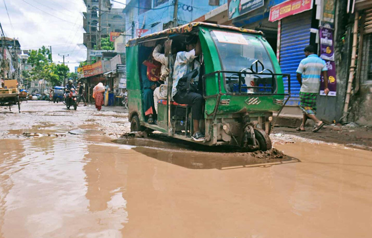 এক অভিভাবক বলেন, স্কুলে নিয়ে যাওয়ার সময় বাচ্চাকে কোলে তুলে চলতে হয়। রিকশায় উঠলে ভয় হয়, হঠাৎ উল্টে না যায়। বৃষ্টি হলে তো একেবারে বের হওয়া বন্ধ করে দেই।