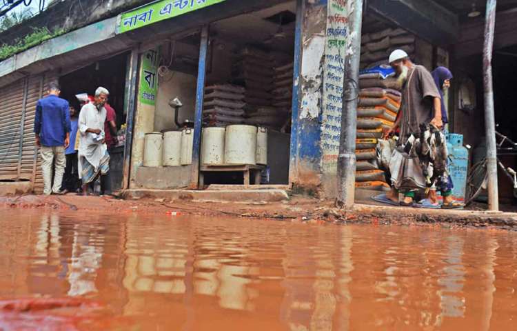 পানি জমে থাকায় অনেক সময় বোঝাই যায় না কোথায় গর্ত, কোথায় পথ। ফলে পথচারী ও যানবাহন চালকরা পড়ছেন মারাত্মক ঝুঁকিতে।
