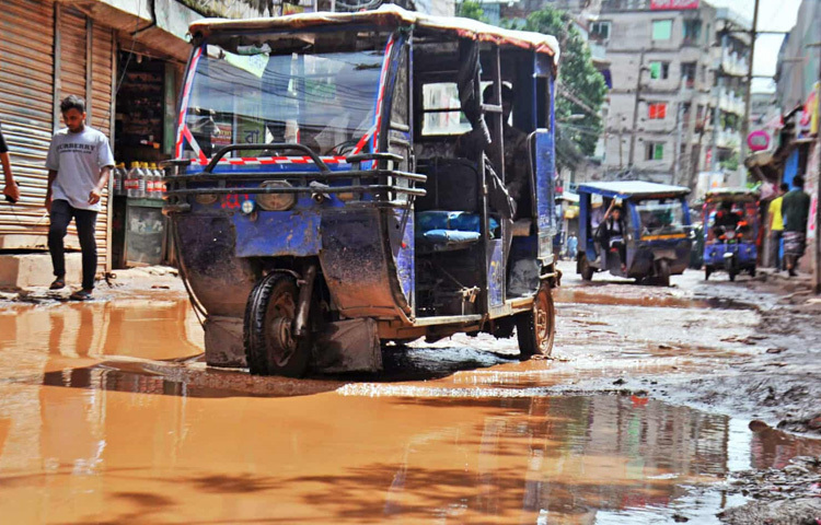 রাজধানীর ব্যস্ততম এই সড়ক দিয়ে প্রতিদিন শত শত মানুষ যাতায়াত করেন। কিন্তু সামান্য বৃষ্টি হলেই যেন অভিশাপ নেমে আসে এখানে। সড়কজুড়ে জমে থাকা পানি আর গর্তের মিশেলে প্রতিদিন সৃষ্টি হচ্ছে ভয়াবহ ভোগান্তি।