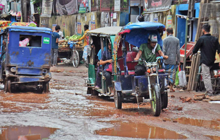 পথচারীদের পাশাপাশি চরম দুর্ভোগ পোহাতে হচ্ছে যানবাহন চালকদেরও। এক রিকশাচালক বলেন, একটা গর্তে রিকশার চাকা পড়ে গেলে টানতেই পারি না। যাত্রী নামিয়ে ঠেলে বের করতে হয়। রাস্তার মধ্যে এমন অনেক জায়গা আছে, যেখানে গেলে মনে হয় রিকশা ভেঙে যাবে।