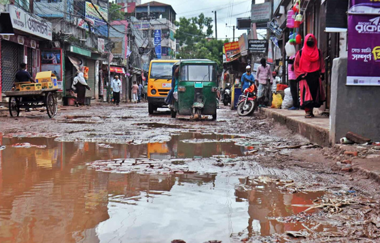 এই দুরবস্থার সবচেয়ে বড় শিকার হয়ে উঠেছে জরুরি সেবা পরিবহন। বিশেষ করে ওষুধ সরবরাহকারী গাড়িগুলো সময়মতো গন্তব্যে পৌঁছাতে পারছে না।