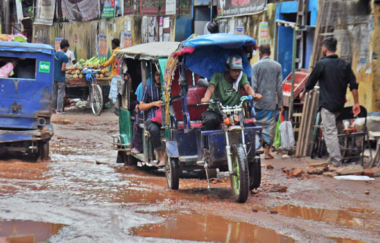সড়কের কোথাও কোথাও খানাখন্দ এমন অবস্থায় পৌঁছেছে যে, তা আর কেবল ‘অসমান’ নয়, হয়েছে বিপজ্জনক।