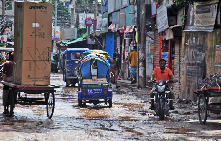 স্থানীয় বাসিন্দারা বলছেন, দীর্ঘদিন ধরে রাস্তার এমন দুরবস্থা চললেও কোনো কার্যকর পদক্ষেপ নেওয়া হয়নি। এক সময় সংস্কার কাজ শুরু হয়েছিল ঠিকই, কিন্তু তা ছিল খণ্ডকালীন, দায়সারা। ফলে আজও মাদারটেক সড়কটি ঢাকার অন্যান্য এলাকার সঙ্গে ‘ঝুঁকিপূর্ণ রোড’ তালিকায় রয়ে গেছে।