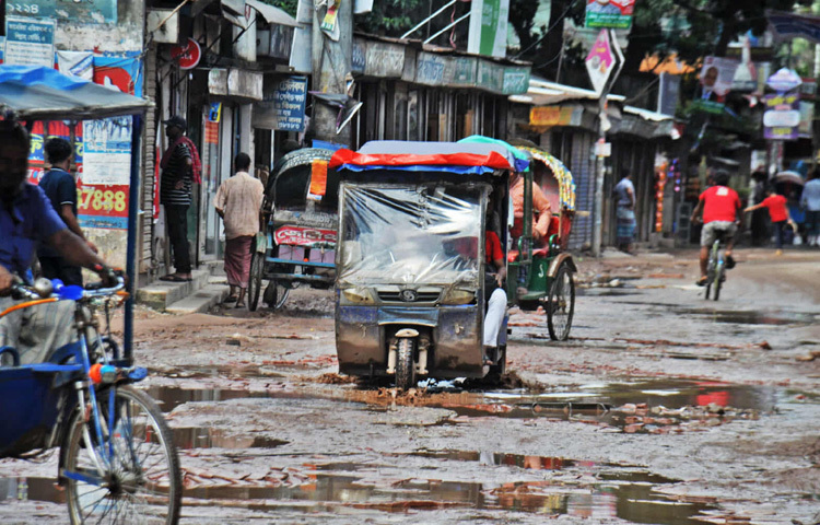 যেখানে রাজধানীর প্রতিটি সড়ক উন্নয়নের দাবি তোলে, সেখানে মাদারটেকের মতো গুরুত্বপূর্ণ একটি এলাকার এমন বেহাল অবস্থা একপ্রকার লজ্জার বিষয়।রাস্তার গর্ত শুধু বাহ্যিক সমস্যা নয়, এটি প্রতিদিন মানুষকে ঝুঁকিতে ফেলছে, অর্থনৈতিক ক্ষতি করছে এবং প্রকারান্তরে নাগরিক জীবনের প্রতি অবহেলার প্রতিচ্ছবি তুলে ধরছে।