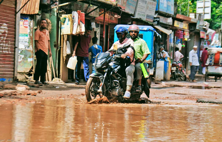 আরেক মোটরসাইকেল আরোহী জানান, বৃষ্টির পর তো বোঝাই যায় না কোথায় গর্ত।