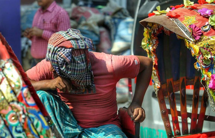 গরমের এই প্রখরতা, সূর্যের তীব্রতা শুধুই আবহাওয়ার নয়, শহরের অবকাঠামো ও কম ছায়াযুক্ত পথের ফলও।