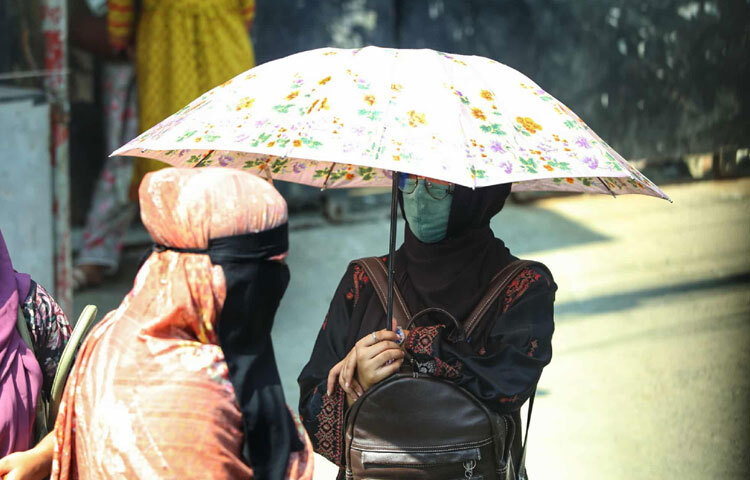 রোদে দীর্ঘক্ষণ থাকা মানেই দেহের পানি কমে যাওয়া, মাথা ভারী হওয়া, মন স্থির না থাকা।