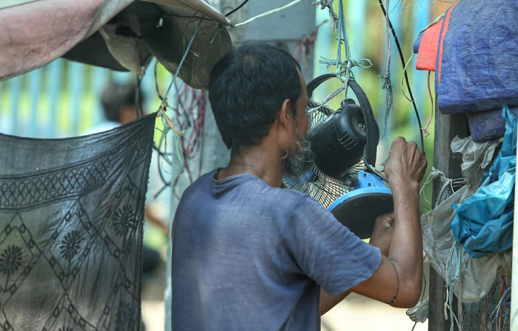 গরমের দিনে রাস্তায় বের হওয়া অপ্রয়োজনীয় হলে কিছুটা সময় ঘরে থাকা বুদ্ধিমানের কাজ। পর্যাপ্ত পানি পান করা, হালকা কাপড় পরা, টুপি বা ছাতা ব্যবহার করা, এমনকি ছায়াযুক্ত পথ বেছে নেওয়াও খুব গুরুত্বপূর্ণ। এসব ছোট ছোট সচেতনতা রোদে থাকা মানুষের শরীর ও মনের ওপর প্রভাব কমাতে সাহায্য করে।