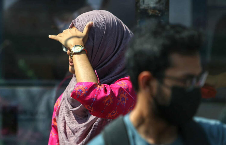 রোদে দাঁড়িয়ে থাকা মানুষজনের কপালে ঘাম, চোখে রোদ, মুখে অস্বস্তি। শুধু শারীরিক নয়, মানসিক ক্লান্তি-কষ্টও এই তাপে বেড়ে যায়।