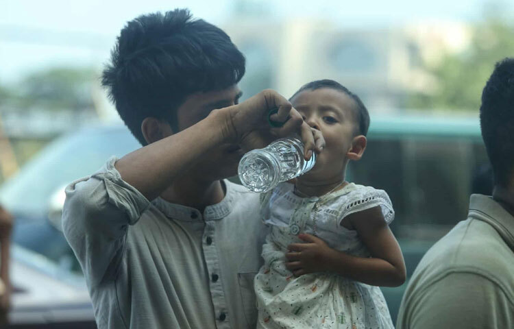 তবে এই ভোগান্তির মাঝেও দেখা যায় সহমর্মিতা। দোকানের সামনে দাঁড়িয়ে রোদ থেকে পথচারীকে ঢেকে রাখা ছায়া, রিকশাওয়ালার হালকা চিল্লানো, শিশুকে কোলে নিয়ে পানি পান করানো- এই ছোট ছোট মুহূর্তগুলো যেন ঢাকার রোদকে সামান্য সহনীয় করে তোলে।