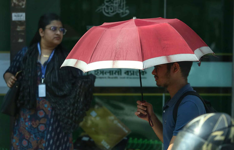 ঢাকার রোদ শুধু তাপ নয়-এটি মানুষের জীবনযাত্রার সঙ্গে একটি অদৃশ্য পরীক্ষা। যে শহরে প্রতিদিন মিলিত হয় লক্ষাধিক মানুষ, সেই শহরের রাস্তাগুলো আজ যেন বলছে, ‘মানুষের ধৈর্য ও সংযমই আজকের রোদকে জয় করবে।’