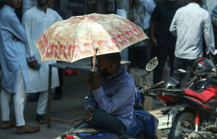 অফিসের কাজে যেসব মানুষ ঘরে থেকে শুরু করে গাড়ি বা রিকশায় চলাচল করেন, তারা দিনের শেষ নাগাদ এক ধরনের অদৃশ্য ক্লান্তির বোঝা সঙ্গে নিয়ে ফিরেন।