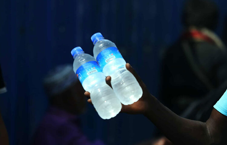 শেষ পর্যন্ত, প্রখর রোদেও ঢাকার মানুষ শিখে যাচ্ছে-ক্লান্তি, ভোগান্তি ও তাপের মাঝে মানবিকতার ছোট ছোট স্পর্শই এই শহরকে বাঁচিয়ে রাখে।