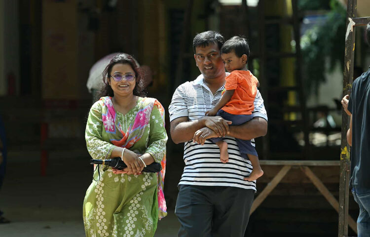 শিশু-কিশোরদের মধ্যে যেমন আনন্দের ঝিলিক, তেমনি বয়স্কদের চোখে ভক্তিভরে দেবীকে বরণ করে নেওয়ার প্রস্তুতি।