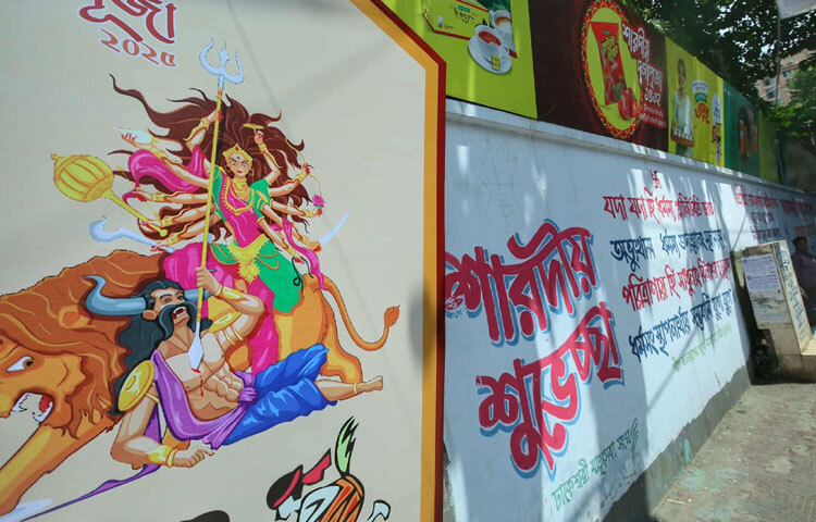 ঢাকেশ্বরী মন্দির ছাড়াও রাজধানীর বিভিন্ন এলাকায় পূজামণ্ডপে চলছে শেষ মুহূর্তের সাজসজ্জা।