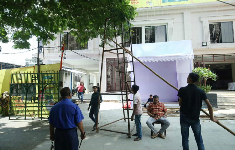 রাজধানীর কেন্দ্রীয় এই মন্দিরকে ঘিরে এরইমধ্যে উৎসবমুখর পরিবেশ তৈরি হয়েছে। ছোট-বড় সবাই মিলিয়ে পূজা উদযাপনকে প্রাণবন্ত করে তুলতে ব্যস্ত আয়োজকরা।