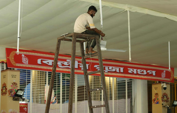 ভক্তদের আরাম নিশ্চিত করতে মণ্ডপের ভেতরে লাগানো হয়েছে ফ্যান, করা হয়েছে বসার বিশেষ ব্যবস্থা।